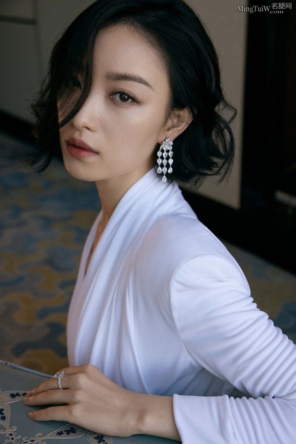 冷艳御姐倪妮穿深V脱掉高跟鞋秀足(18/18)