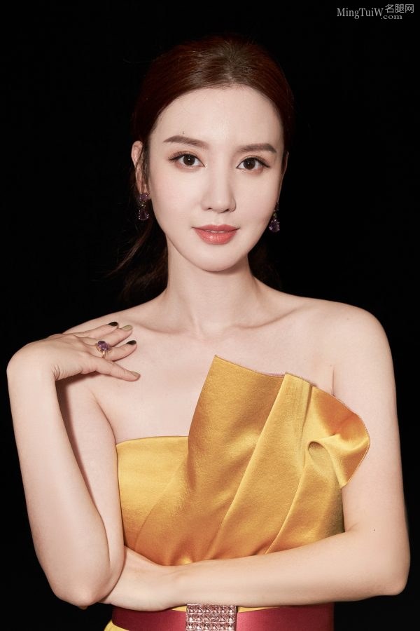 魅力女明星张萌踩鱼嘴高跟露脚趾(5/5)