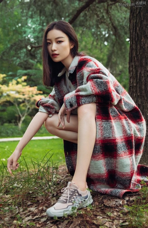 Beautiful photos of Ni Ni's fair legs(4/13)