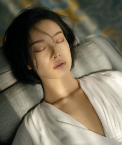 冷艳御姐倪妮穿深V脱掉高跟鞋秀足