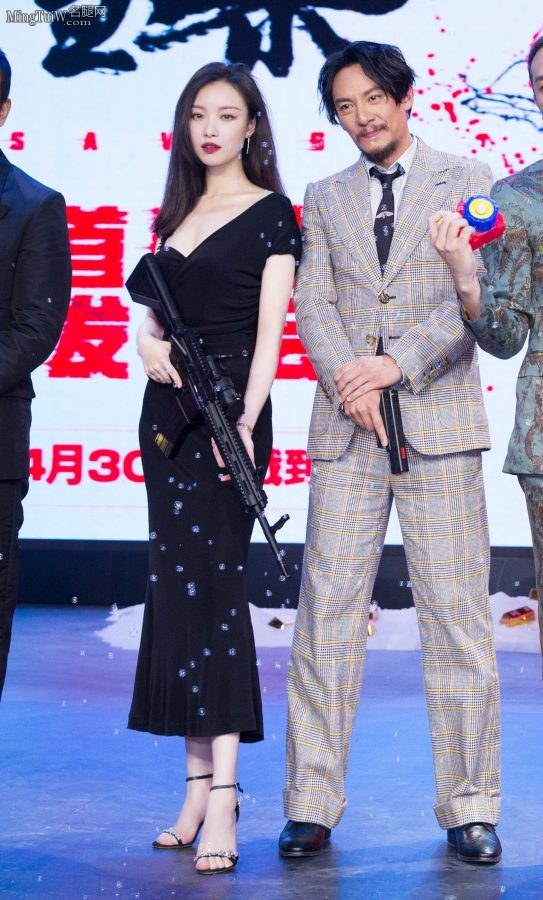 女星倪妮玉脚踩细高跟鞋 身穿修身礼服凸显美好身材(3/11)