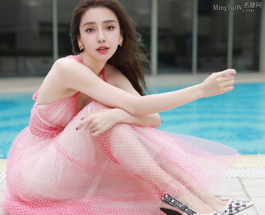 Angelababy杨颖身穿吊带低胸裙 她的样貌太出众了(5/13)