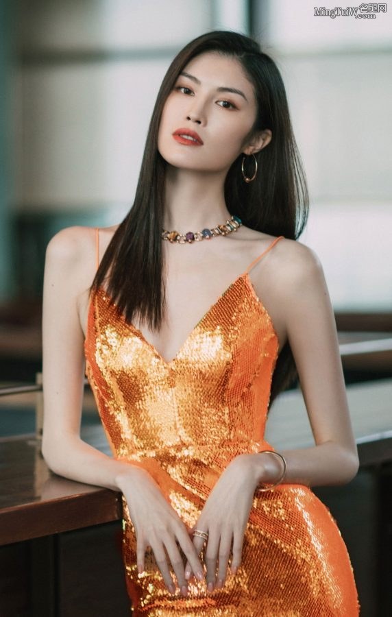 超模何穗穿吊带低胸裙身材超赞(4/6)