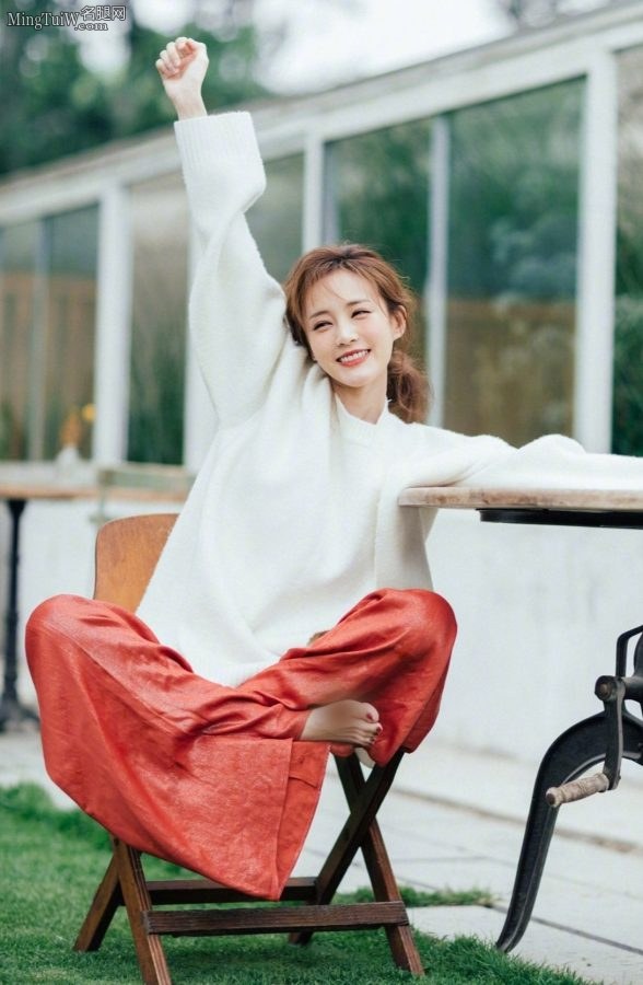 李一桐涂了红指甲油的可爱脚丫(1/3)