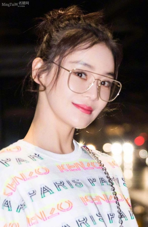 眼镜妹袁姗姗梳起丸子头甜美少女风(5/6)