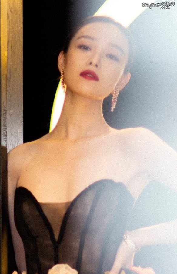 女明星倪妮穿低胸花裙大不大都要秀出来(8/13)