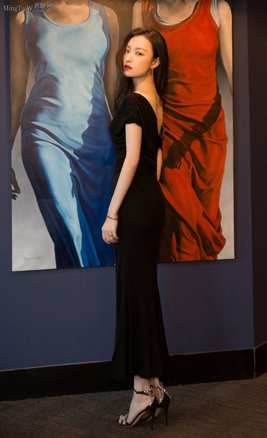 Actress Ni Niyu wears stiletto heels and a slim dress to highlight her beautiful figure(7/11)