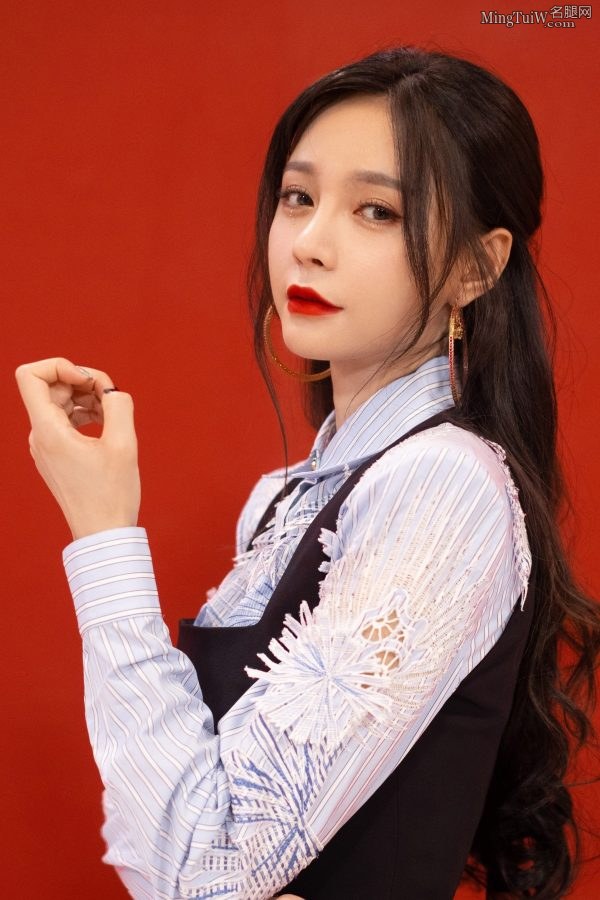 红唇美颜沈梦辰瘦小的美脚踩高跟(3/4)