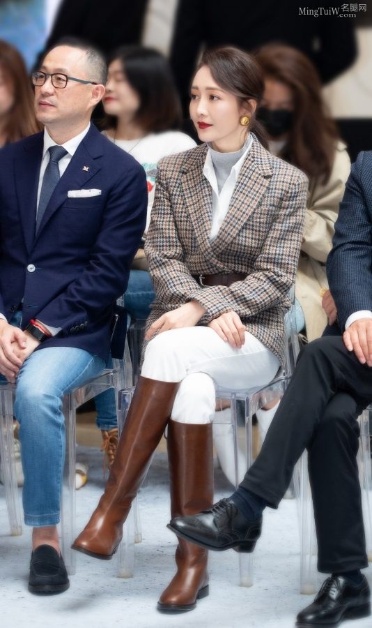 王鸥长腿穿白裤长靴英气十足(7/9)