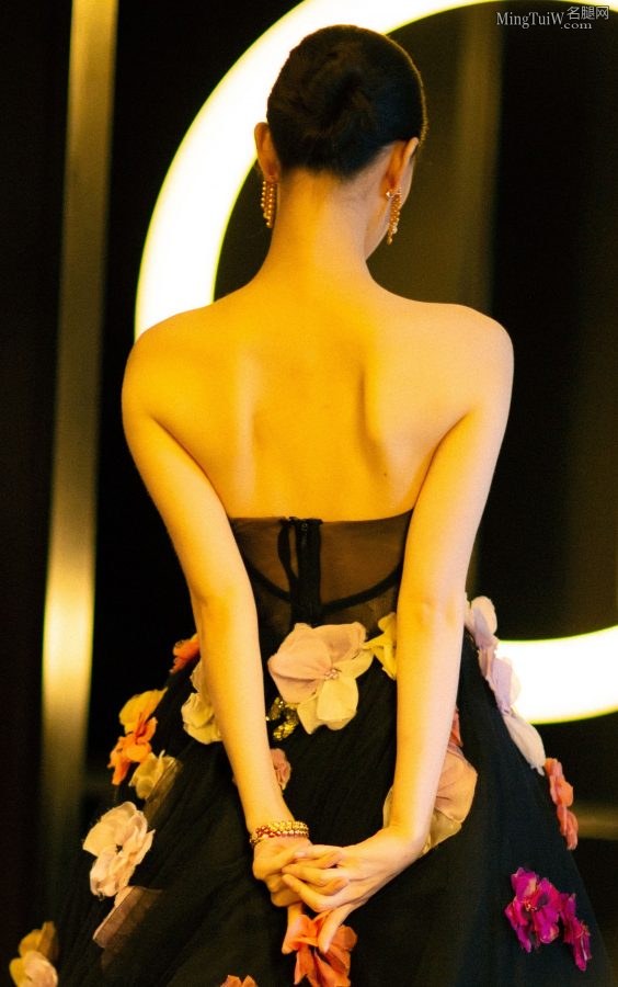 女明星倪妮穿低胸花裙大不大都要秀出来(9/13)