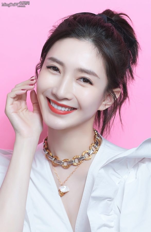 江疏影展示自己光滑长直的腿笑颜如花(8/8)