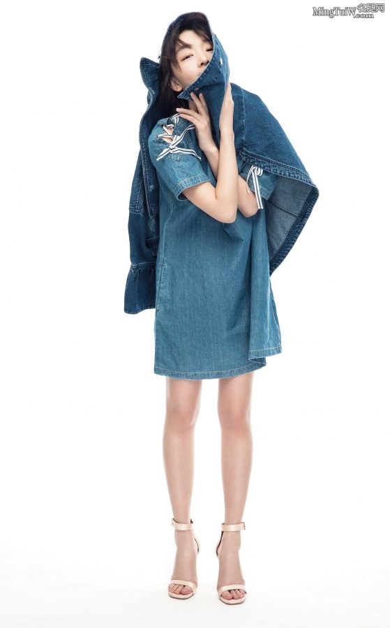 女星周冬雨穿牛仔服拍写真长腿好似1米8(1/4)