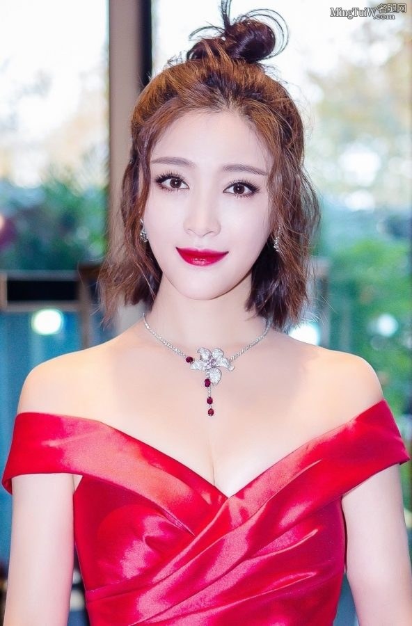 甘婷婷低胸装大秀事业线 以后改名叫有容吧(4/5)
