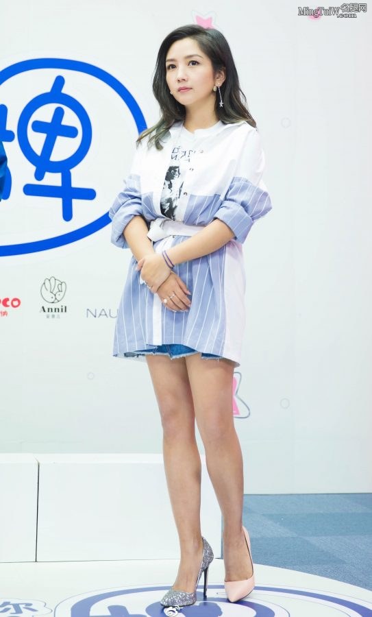 女歌手何洁出席商业活动脚上竟然穿了两只不同的细高跟(3/4)