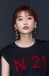 美女主持李斯羽气质清新造型利落 高跟凉鞋内美足精致