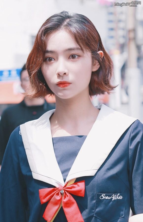 许佳琪穿校服街拍气质甜美可爱 玉手纤纤美腿白皙(3/6)