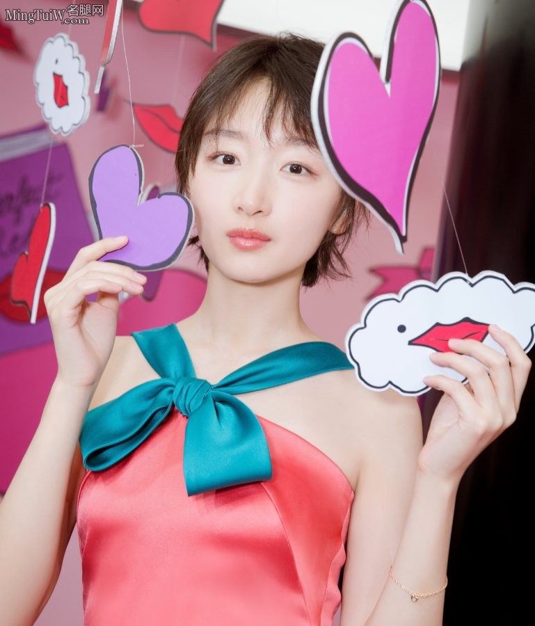 身材娇小的女生周冬雨玉腿高跟 玉臂纤细白滑(6/7)