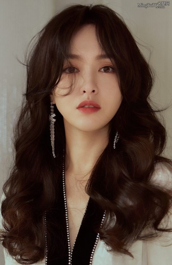 优雅高贵的美女姐姐唐嫣红唇美艳(5/5)