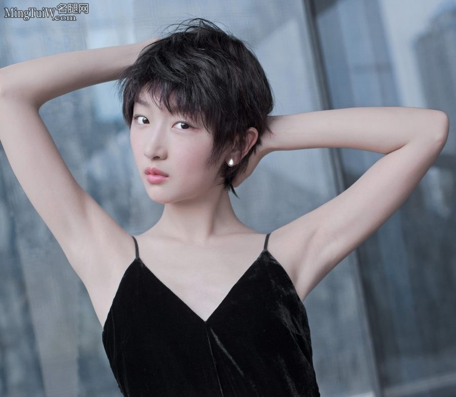 周冬雨穿吊带低胸清爽 粉色超短裙秀美腿(6/8)