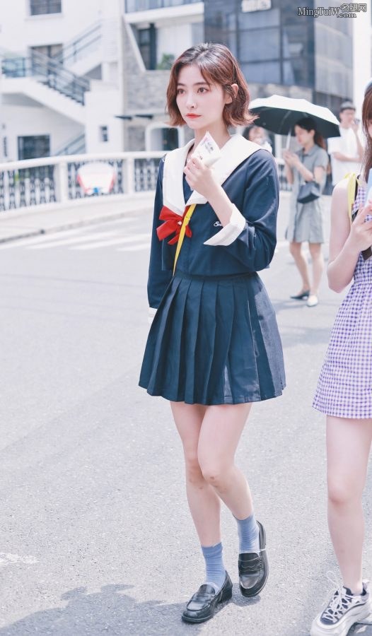 许佳琪穿校服街拍气质甜美可爱 玉手纤纤美腿白皙(1/6)