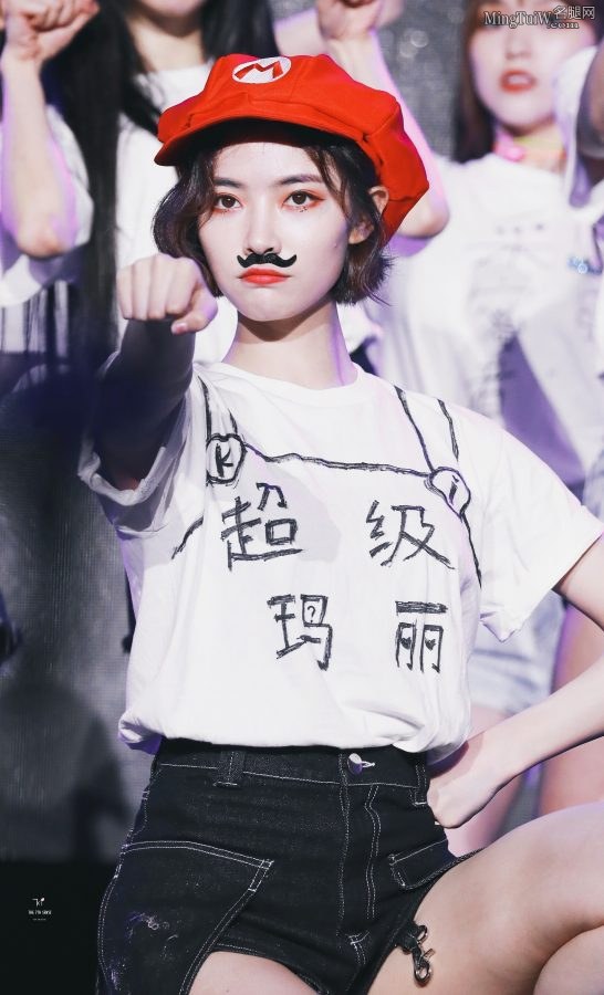 许佳琪变身超级玛丽这双腿太美了(4/4)