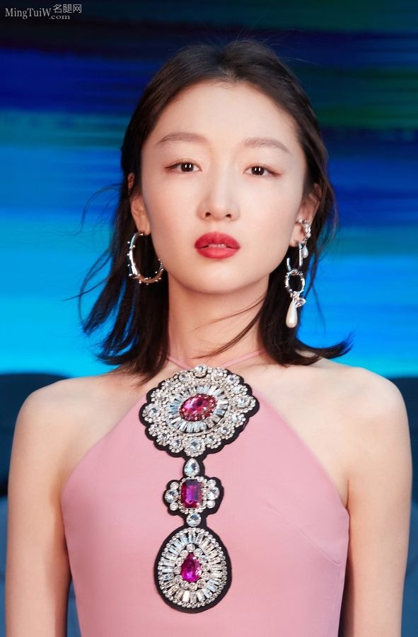 身材娇小的美女周冬雨穿开叉裙跷二郎腿(5/6)