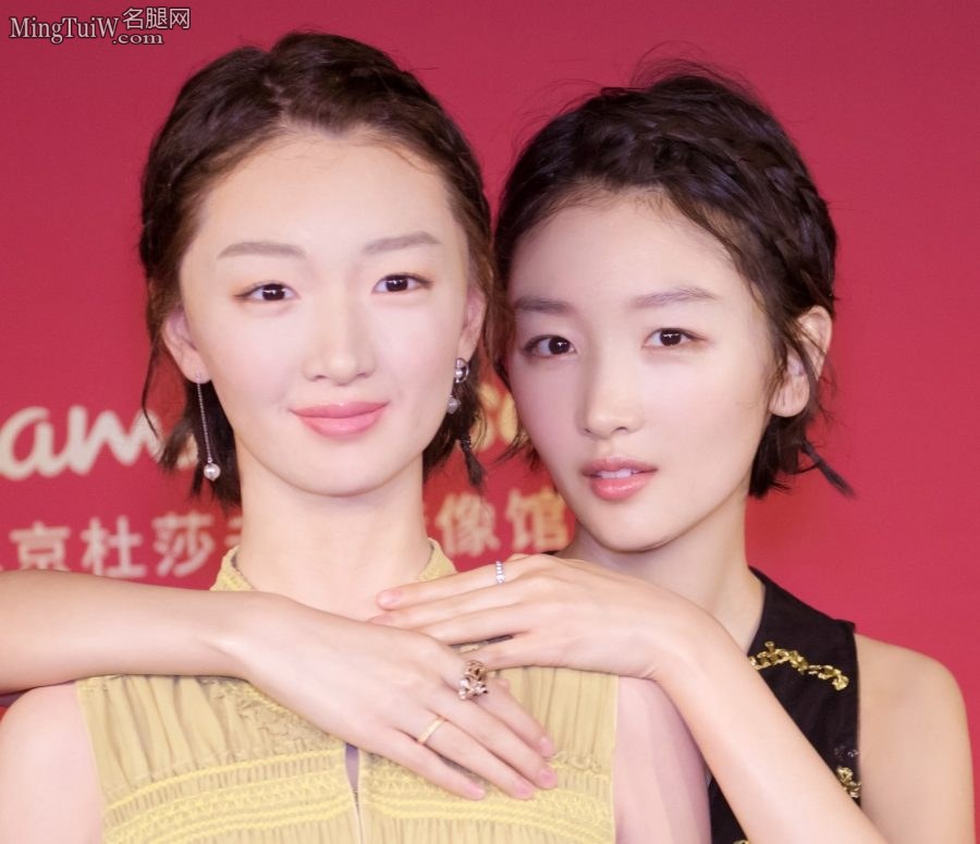 周冬雨玉足穿性感高跟鞋亮相杜莎夫人蜡像馆和自己的蜡像合影(5/7)
