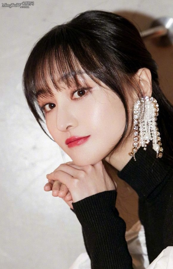 Celebrity Zheng Shuang puts on leggings and cool high heels to show off her long legs(4/5)