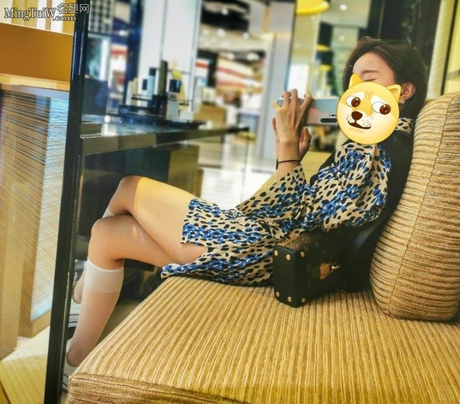 网络歌手小潘潘穿白丝筒袜跷二郎腿(2/2)