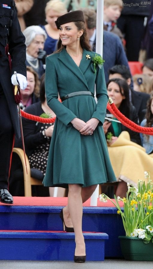 Kate Middleton参加典礼活动展示质感丝腿（第2张/共5张）