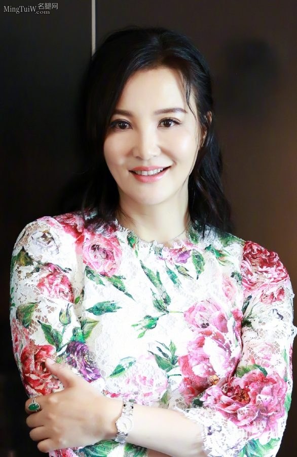 成熟大美女陶红美腿穿尖头高跟 身穿鲜艳花裙扮嫩(5/6)