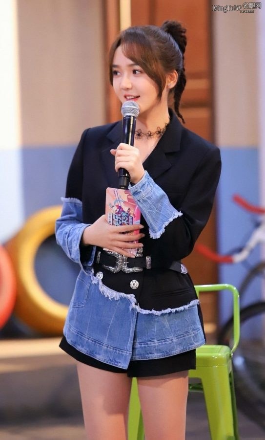93年女生靳梦佳圆润光滑的美腿(2/2)