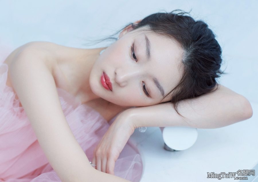 周冬雨白净纤细的玉脚 仙气长裙露美肩(5/5)