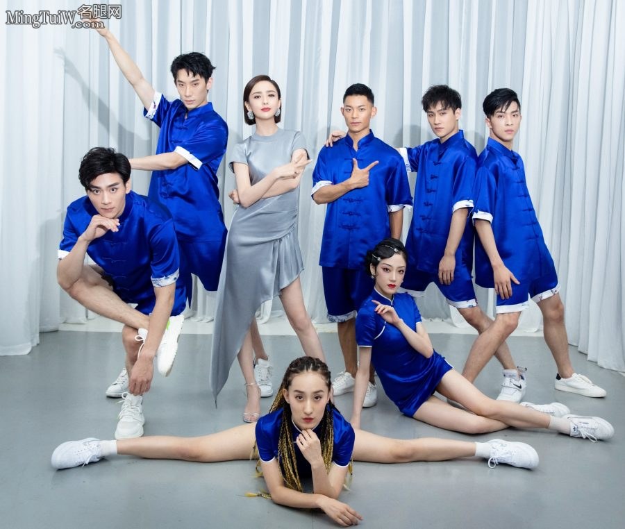 纤瘦的女明星佟丽娅自信秀精致脚脚丫(6/6)