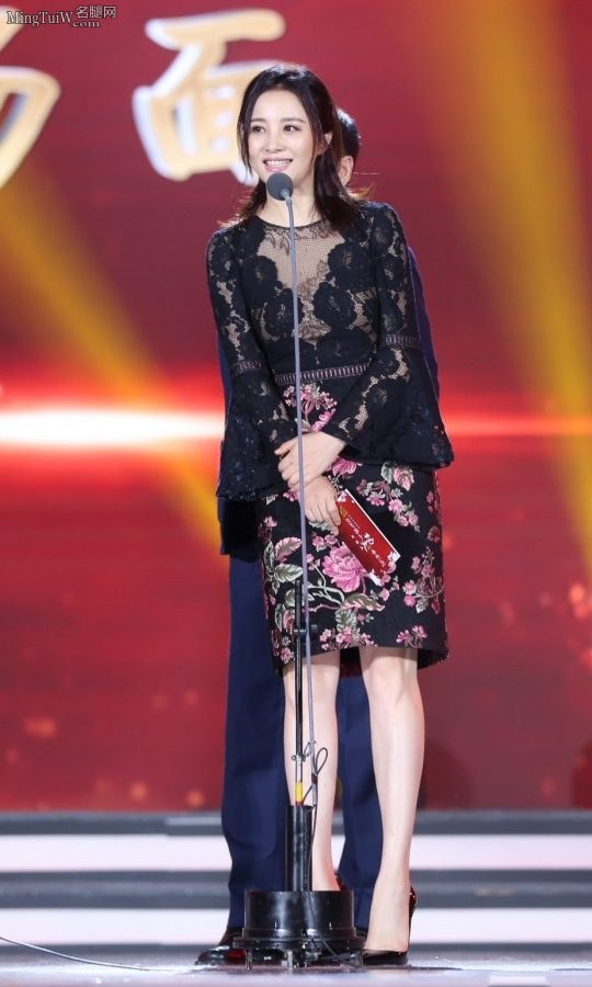 60后女星陶红小腿修长踩尖头高跟鞋(3/3)