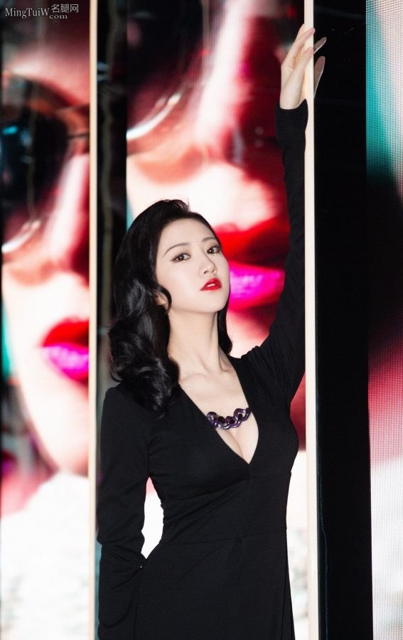 景甜红唇美颜努力挤沟让你欣赏(5/9)