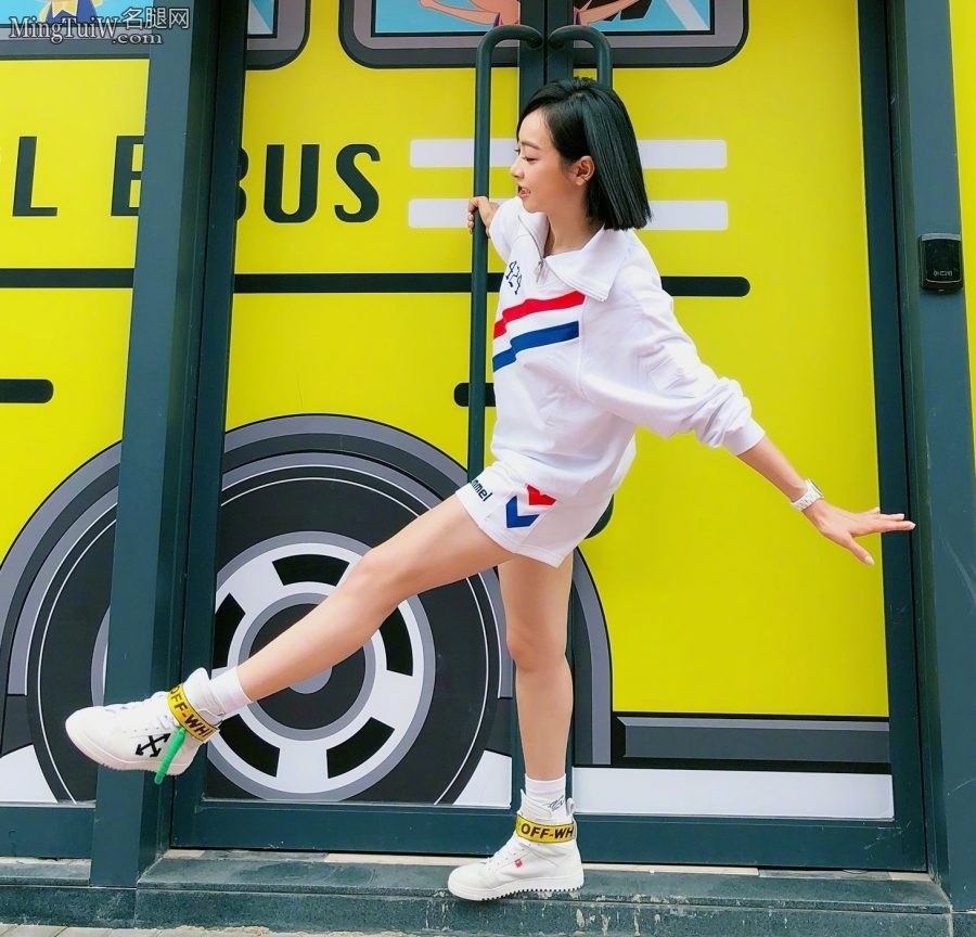 Song Qian, who has a background in dancing, has slender legs with no fat on her legs(3/3)