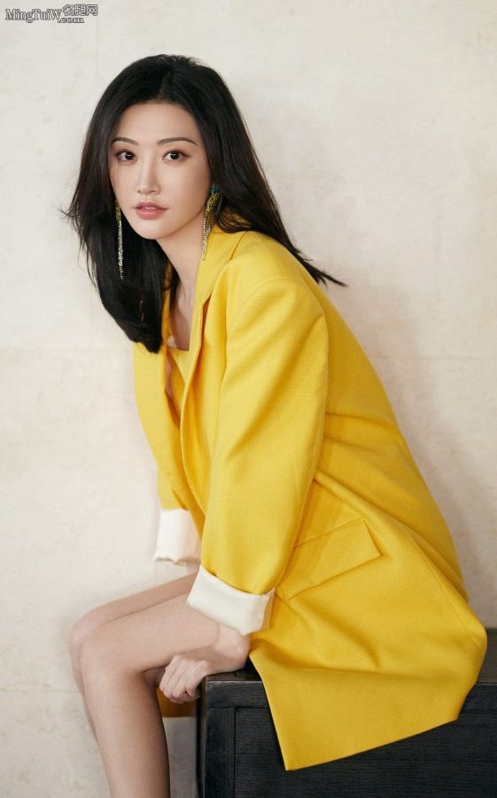 女明星景甜身穿柠檬黄色短裙秀腿 踩白色尖头高跟鞋气质高贵(3/3)