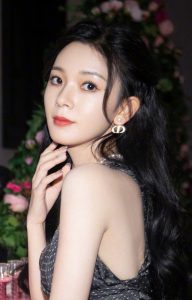 陈瑶玉脚穿迪奥高跟置身美丽玫瑰花海