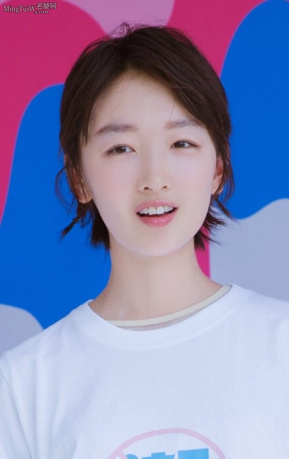 青春乖巧的女明星周冬雨细美腿踩尖头高跟(2/3)