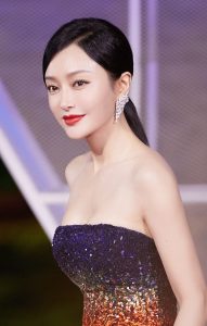 40多岁女人秦岚成熟魅力上围丰满