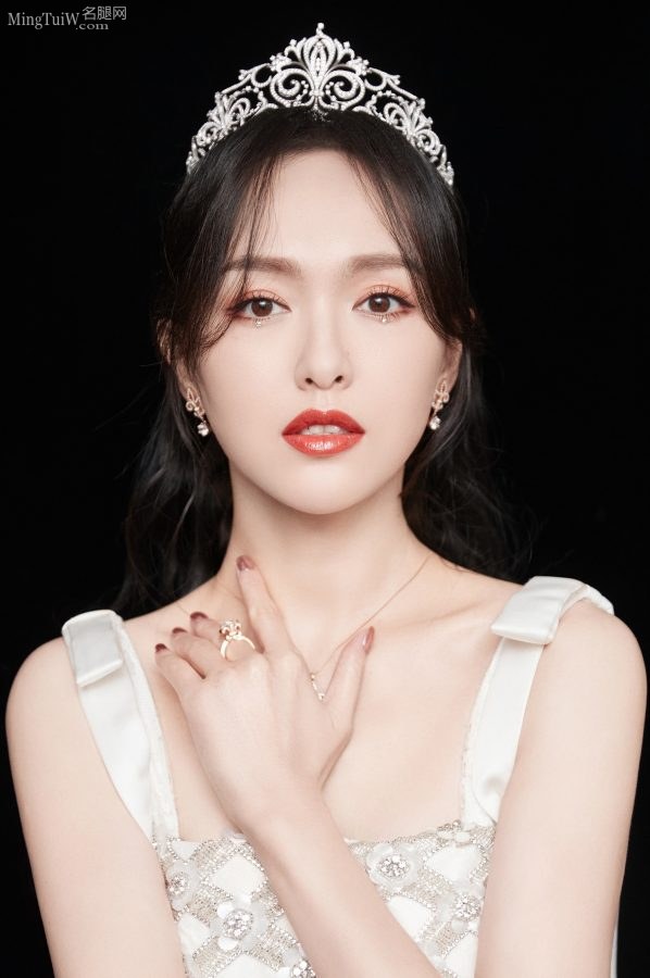 女明星唐嫣头戴王冠细长腿展现女神魅力(5/12)
