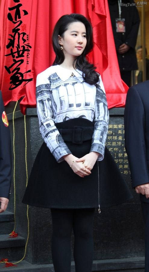 Liu Yifei wore black leggings to attend the business ribbon-cutting ceremony(4/10)
