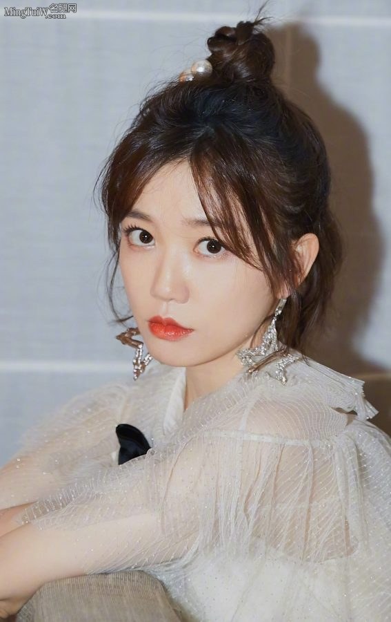 于莎莎穿白纱裙展示完美的绝世美腿(3/4)