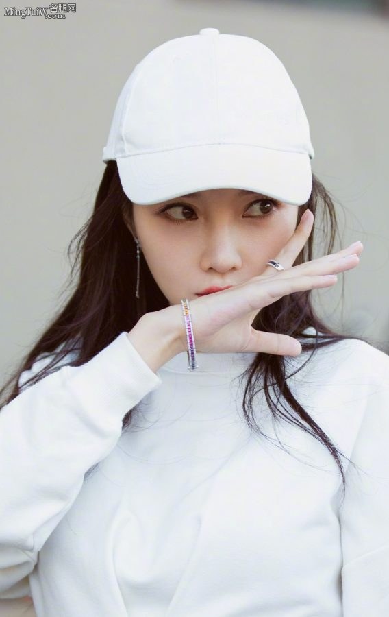李小璐露出白皙腿 头带棒球帽气韵迷人(5/6)