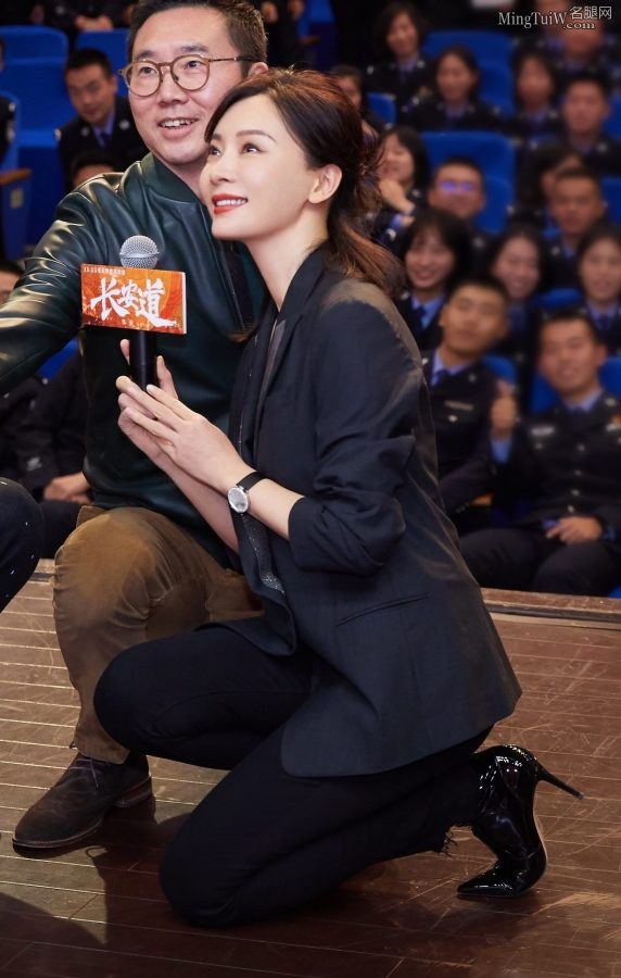 御姐陈数穿黑色西装配细跟短靴亮相(4/4)