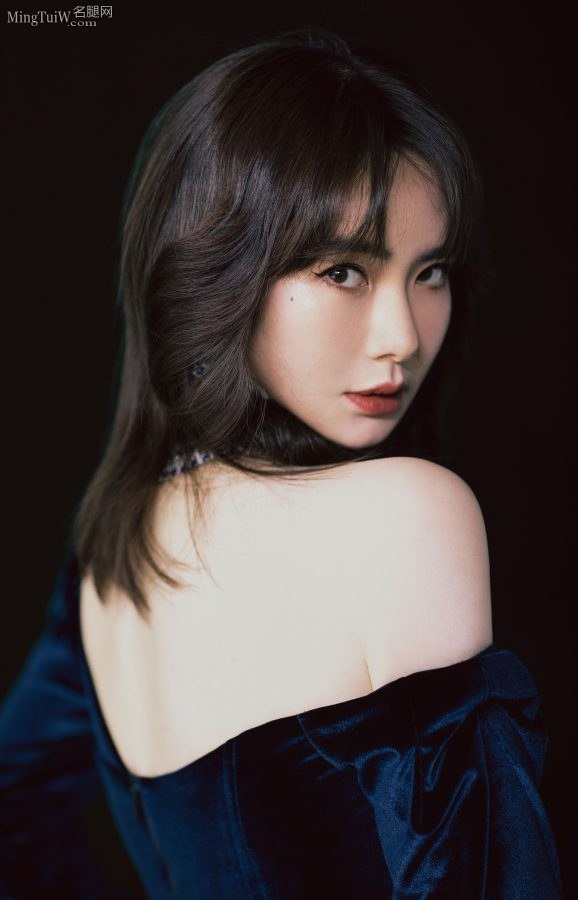 独具个性的女星戚薇天鹅绒礼服下美腿靓丽(6/6)