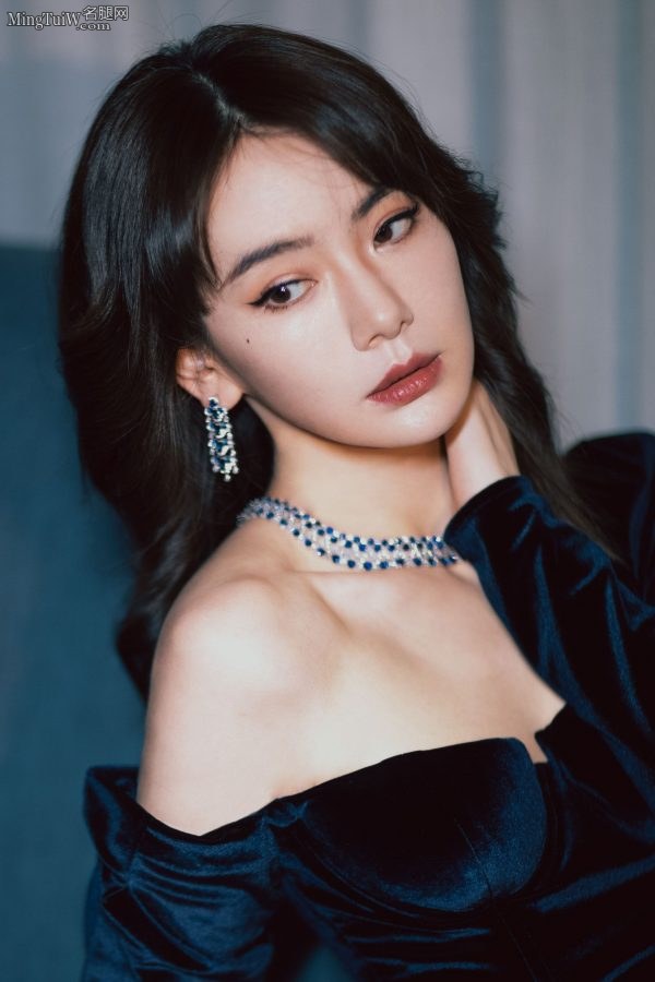 独具个性的女星戚薇天鹅绒礼服下美腿靓丽(5/6)