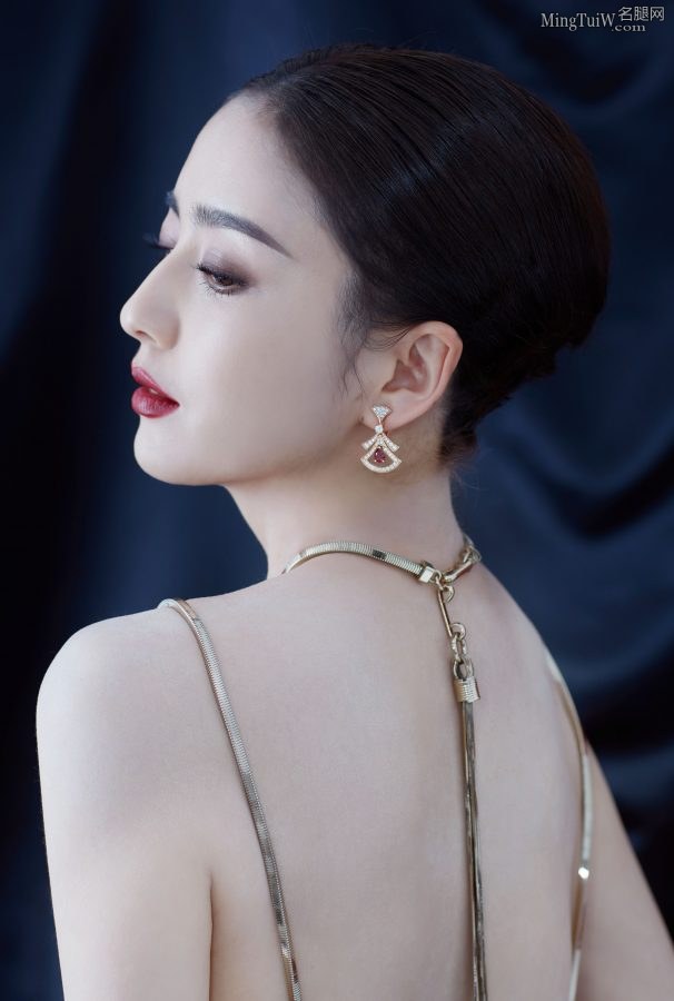 朱唇皓齿丫丫佟丽娅光滑美背金属吊带(2/5)