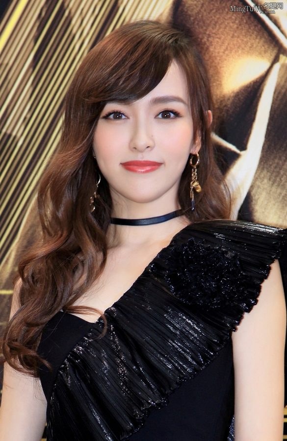 高挑的美女明星唐嫣玉腿白皙光滑(4/6)